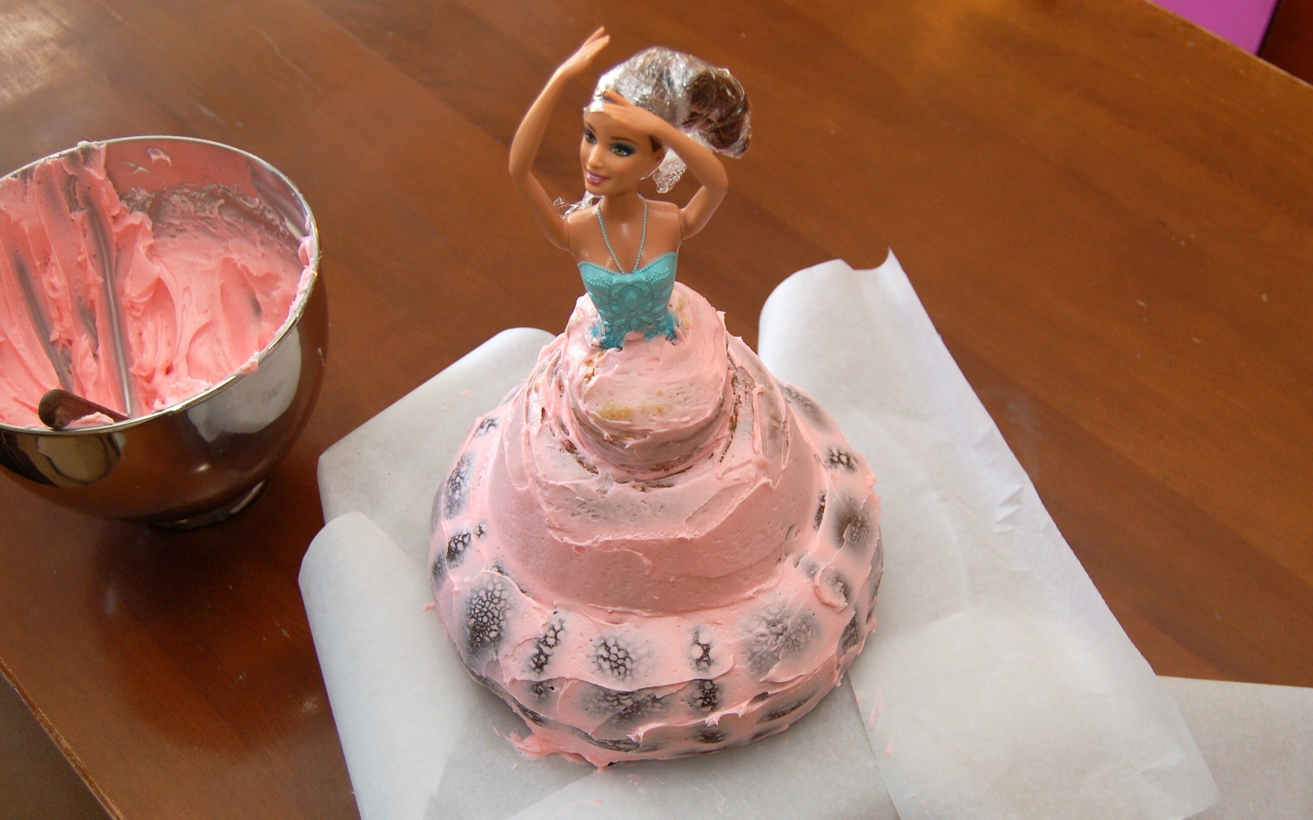 Frosted Art: Cupcake Barbie Doll Cake- How To - Cake Decorating